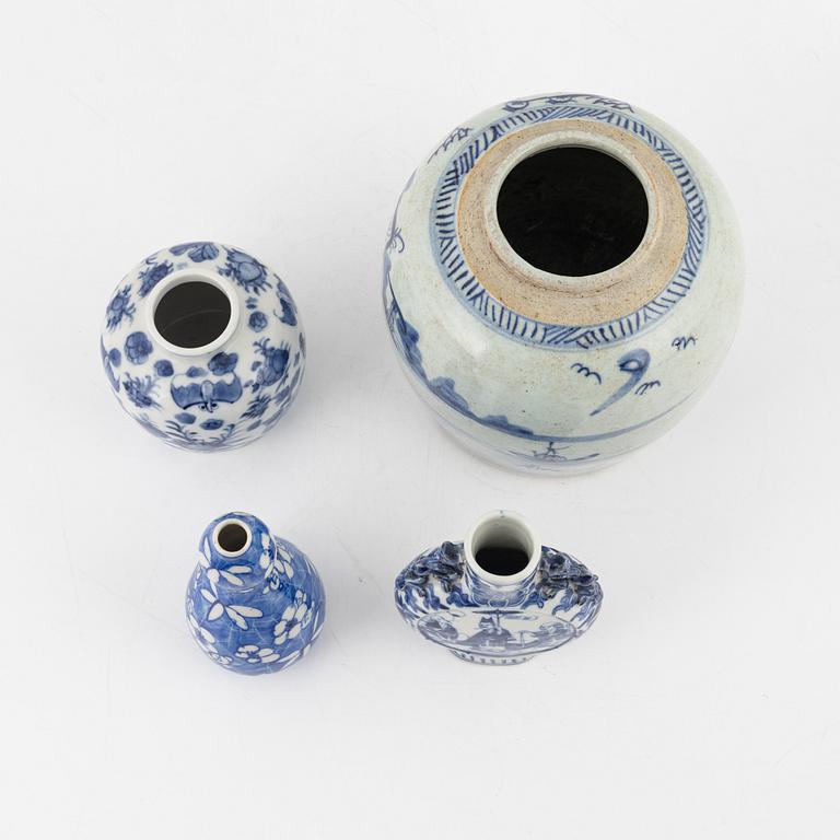 Bojaner, två stycken samt vaser, två stycken, porslin, Kina, 1800-/1900-tal.