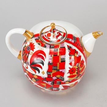 A Lomonosov porcelain teapot with cover, Soviet union.