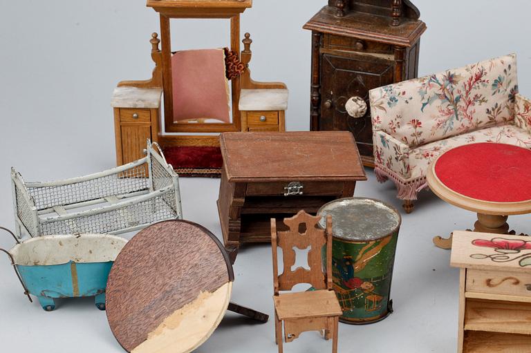 DOCKSKÅP med PARTI INREDNING, omkring 1900.