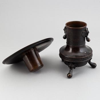 A Japanese copper alloy vase, Meiji period (1868-1912).