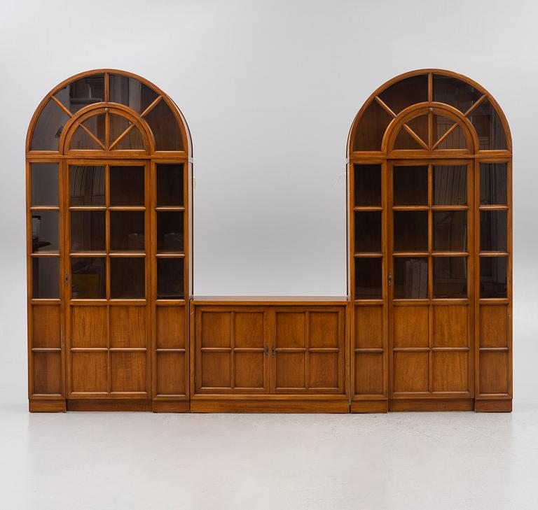 Vitrinskåp, ett par, samt skåp, Selva, Italien.