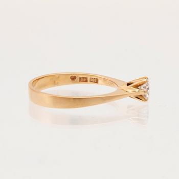 Ring in 18K gold with a round brilliant-cut diamond, Ba Konstgjuteri Södertälje 1989.
