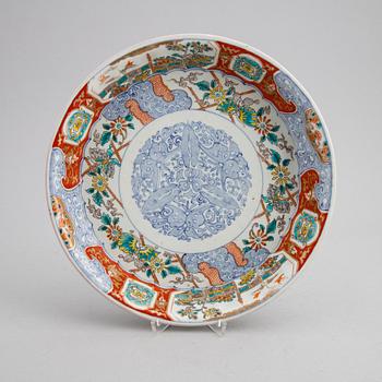 A Japanese porcelain dish, 20th century.