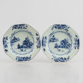 Five pieces of Chinese porcelain, Ming and Qing dynasty, 17th &18th century.