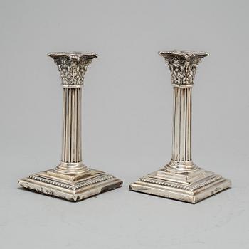 LJUSSTAKAR, ett par, silver, Thomas Bradbury III & John S Henderson, London, 1881, 504 gram.