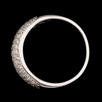 RING, 18K vitguld, briljantslipade diamanter tot ca 0.84 ct.