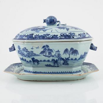 Terrin med lock och fat, porslin, Kina, Qingdynastin, Qianlong (1736-95).