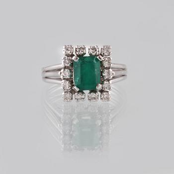 RING, 18K vitguld med smaragdslipad smaragd ca 1.30 ct och briljantslipade diamanter ca 0.50 ct. Vikt 5,5 gram.