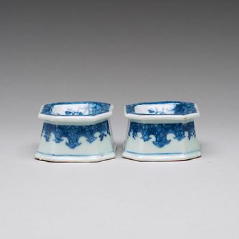 SALTKAR, ett par, kompaniporslin. Qingdynastin, Qianlong (1736-95).