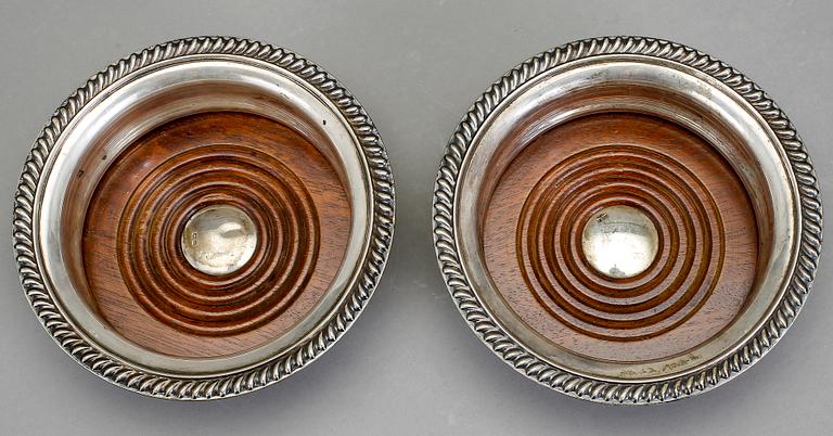 COASTERS, ett par. Silver. Mappin & Webb, Birmingham 1894.