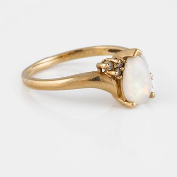 RING, 10K guld med 6 briljantslipade diamanter samt cabochonslipad vit opal. Vikt 2,4 gram.