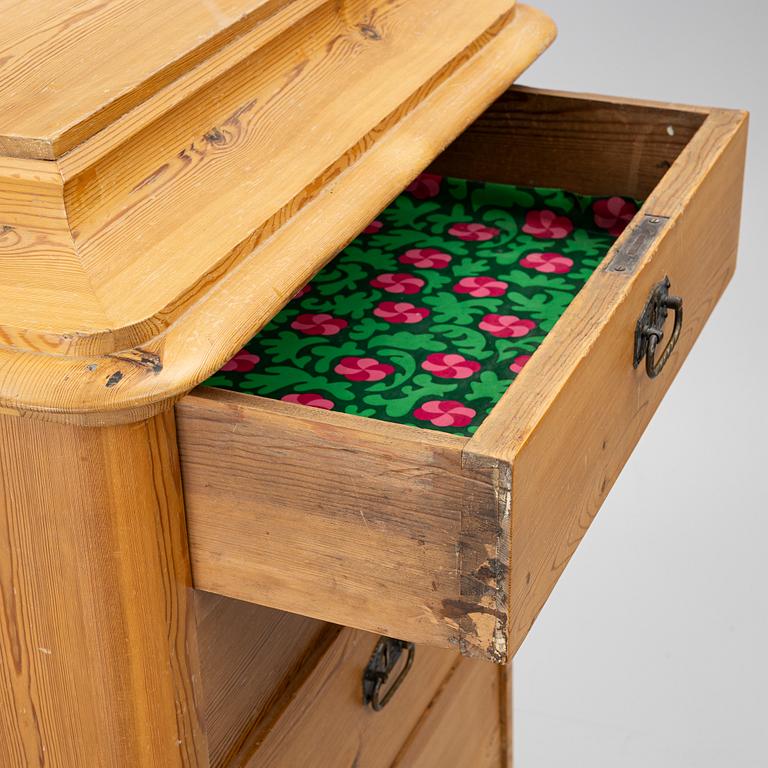 A chest of drawers, late 19th Century.