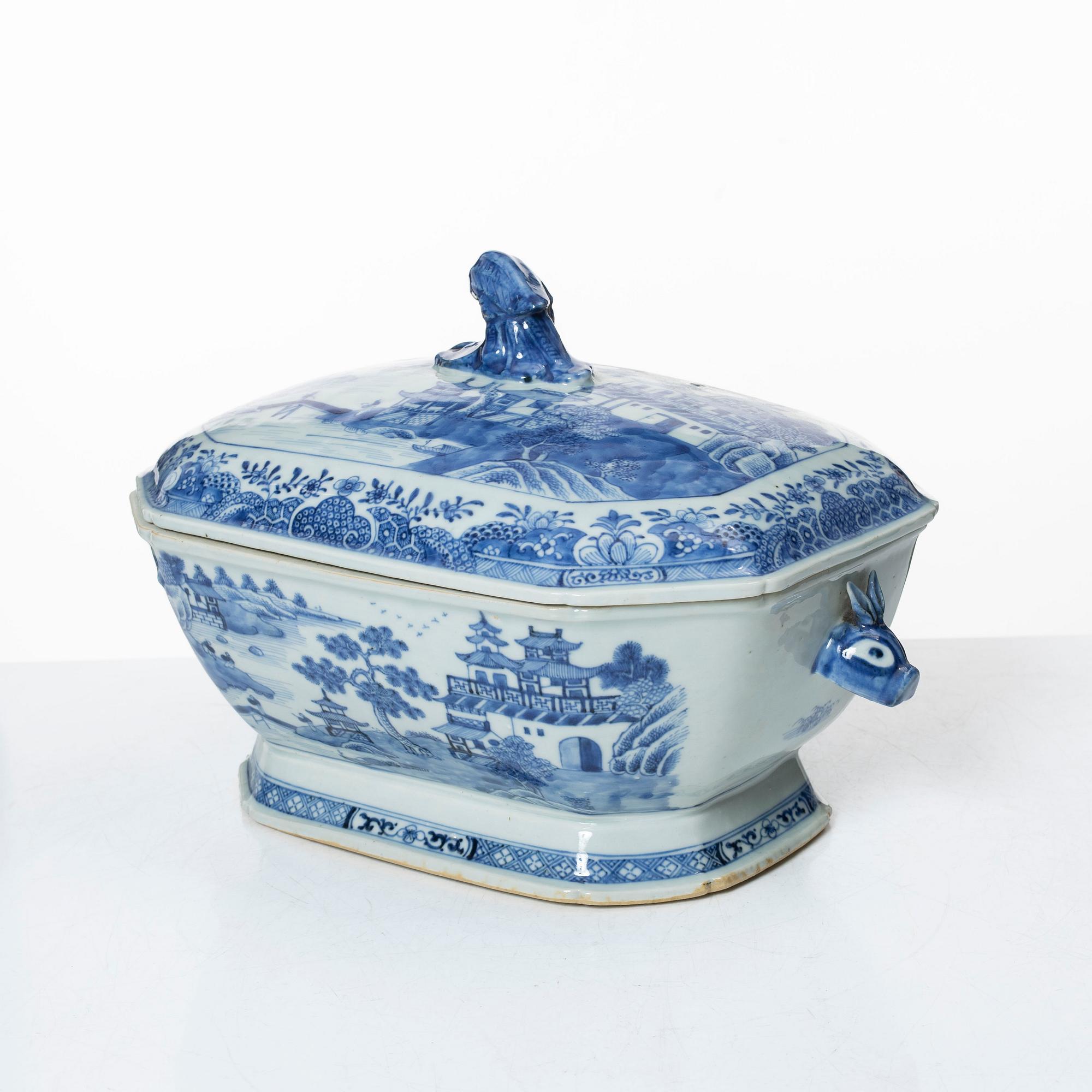 Terrin med lock, porslin. Qingdynastin, Qianlong (1736-95).