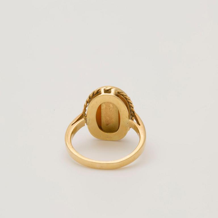 RING, 18K gold  with shell cameo.