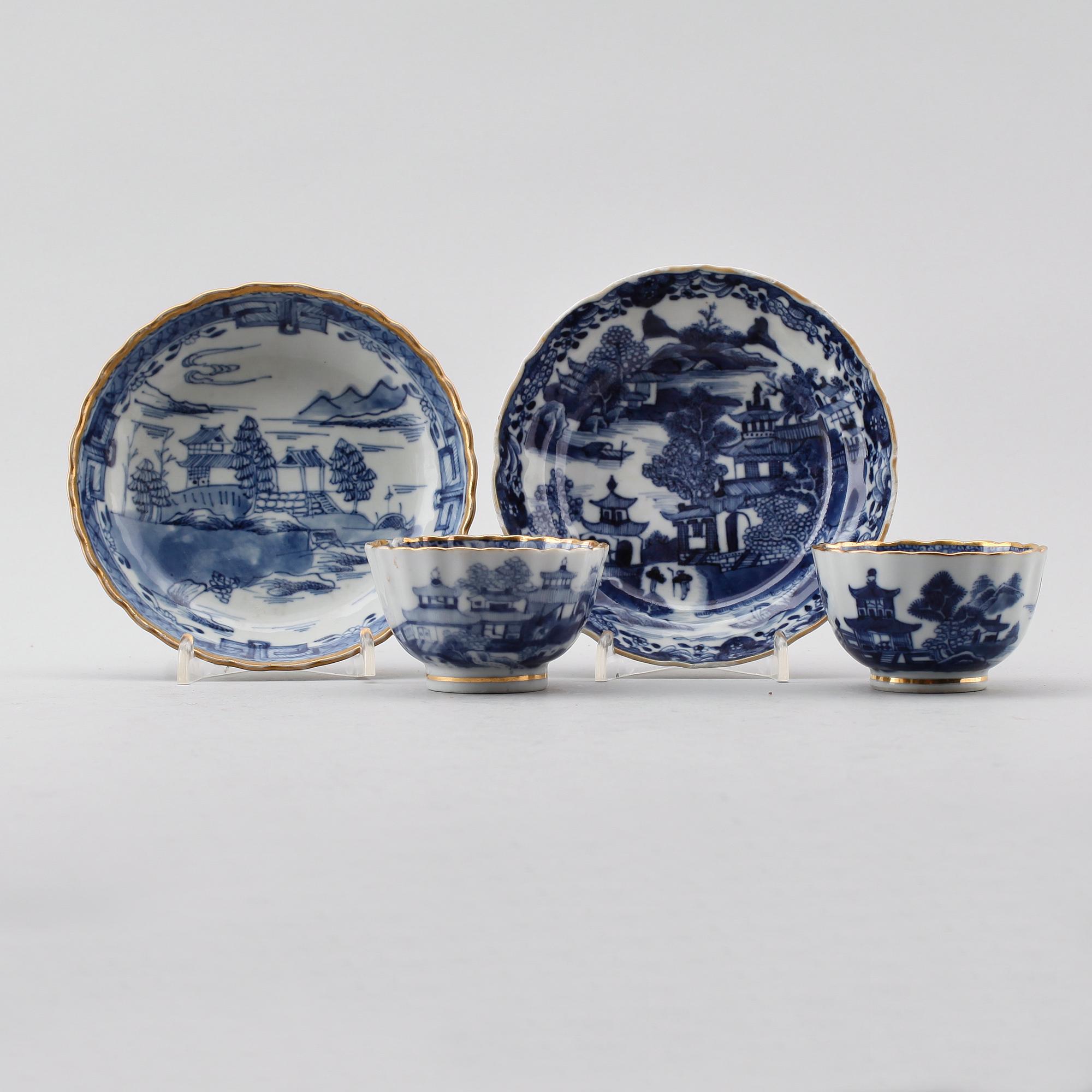 TESKÅLAR med fat, 2 st, snarlika, porslin, Kina, Qianlong 1736-1795.