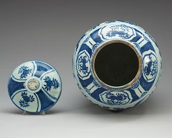 URNA med LOCK, porslin. Ming dynastin, Wanli (1573-1620).