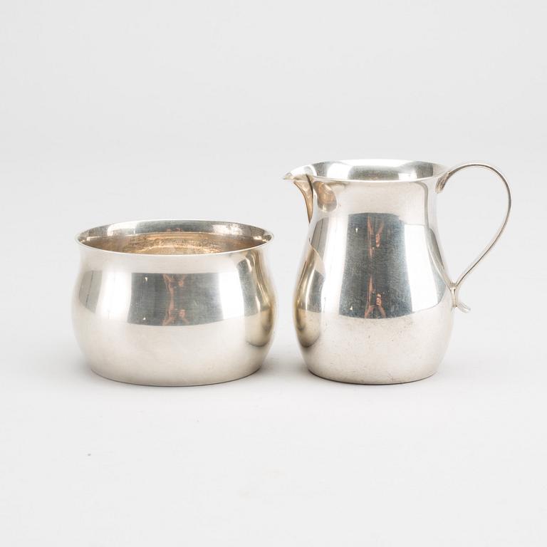 A sterlingsilver Tiffany & Co bowl and jug. App 230 gram.