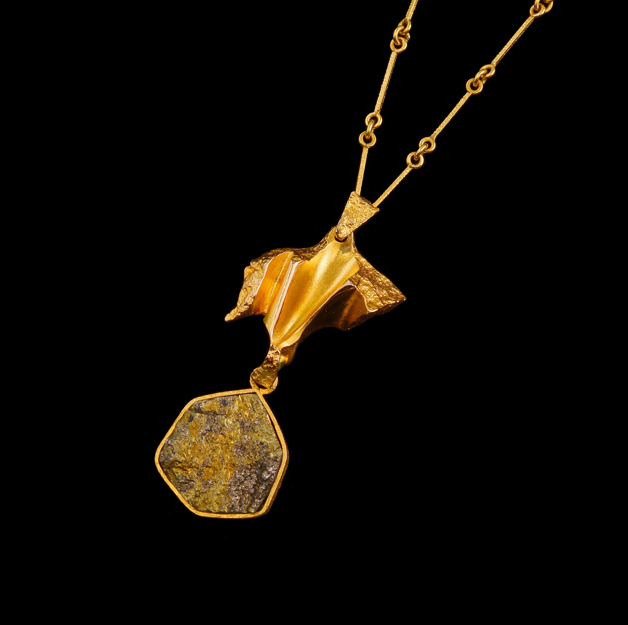 Björn Weckström, HÄNGSMYCKE, guld 14K samt kopparmalm, "Joik", Lapponia 1974. Vikt 16,3 g.