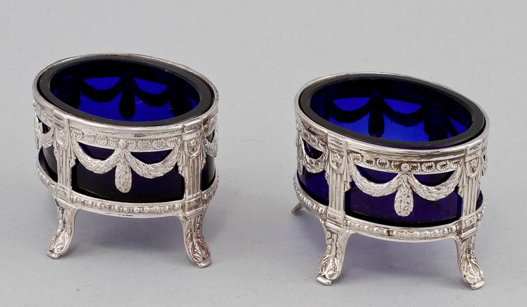 SALTKAR, ett par, silver med blå glasinsatser, Möllenborg, Stockholm, 1911. Silvervikt 90 g.