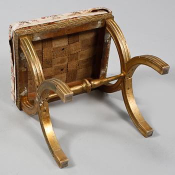TABURETT, sengustaviansk, omkring sekelskiftet 1800.