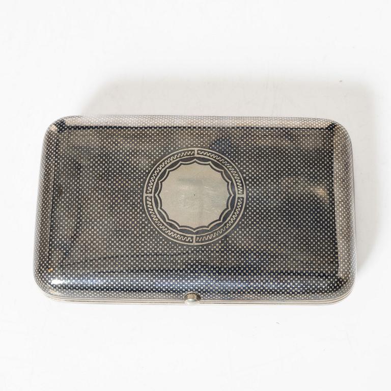 A Russian silver niello cigarette case Unidentified cyrillic maker’s mark. Assay master A. Romanov, Moscow 1890.