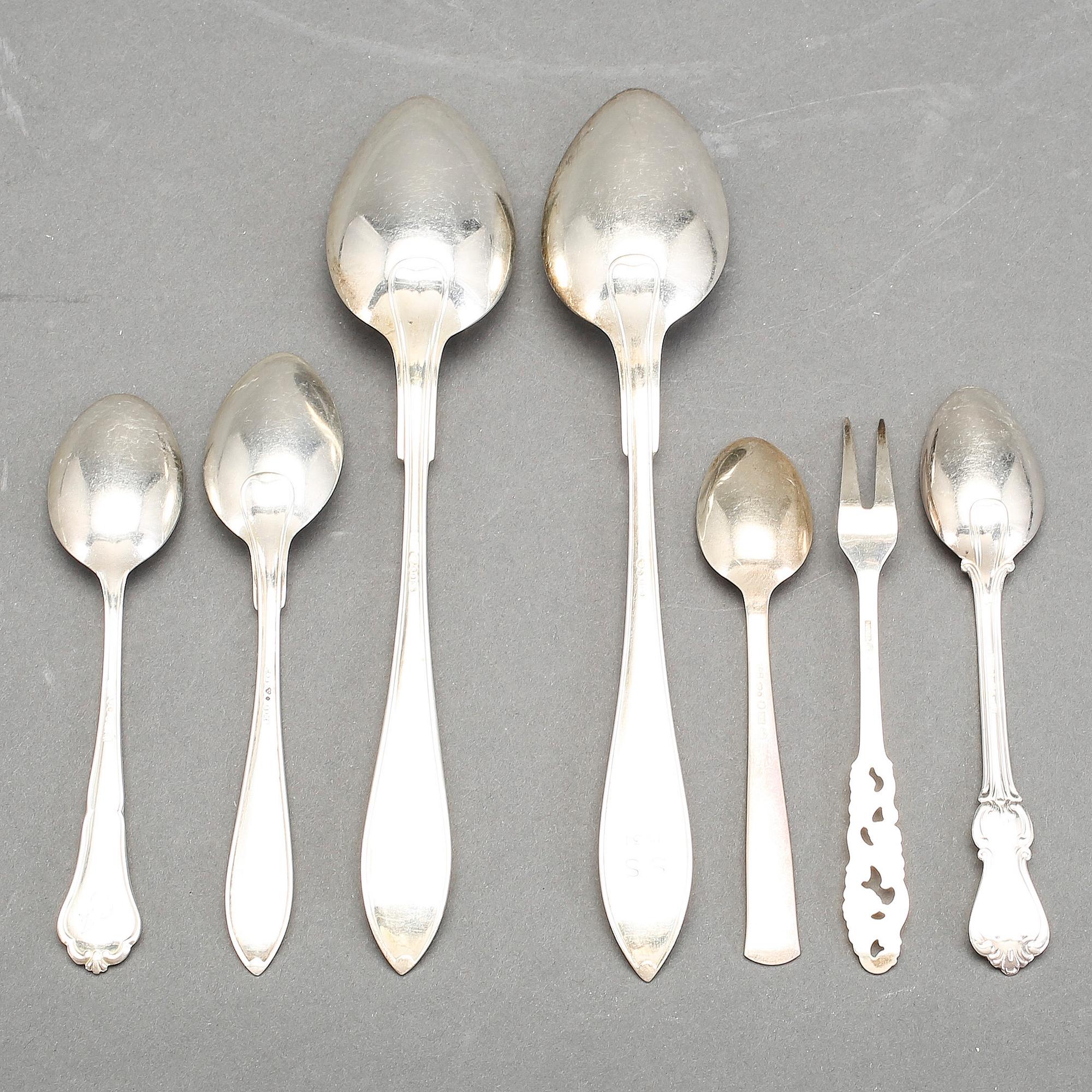 PARTI SILVER, mestadels kaffeskedar. Bl a "Rosenholm", GAB, Stockholm 1939. Total vikt ca 754 gram.