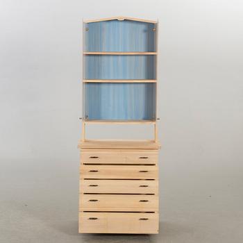 OLOF PIRA, VITRINSKÅP MED UNDERDEL, ur serien "Solid Form" samt "Blå Rand".
