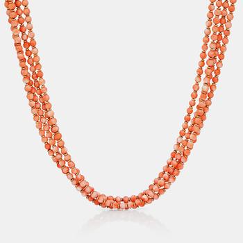 COLLIER med koraller samt briljantslipade diamanter totalt ca 0.68ct. Två droppformade koraller medföljer.