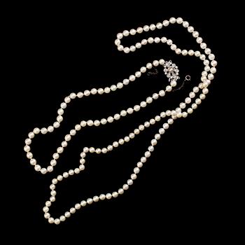 PÄRLCOLLIER, 2 st, odlade doserade pärlor, 1900-talets andra hälft.