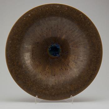 A stoneware dish by Lasse Östman, signed.