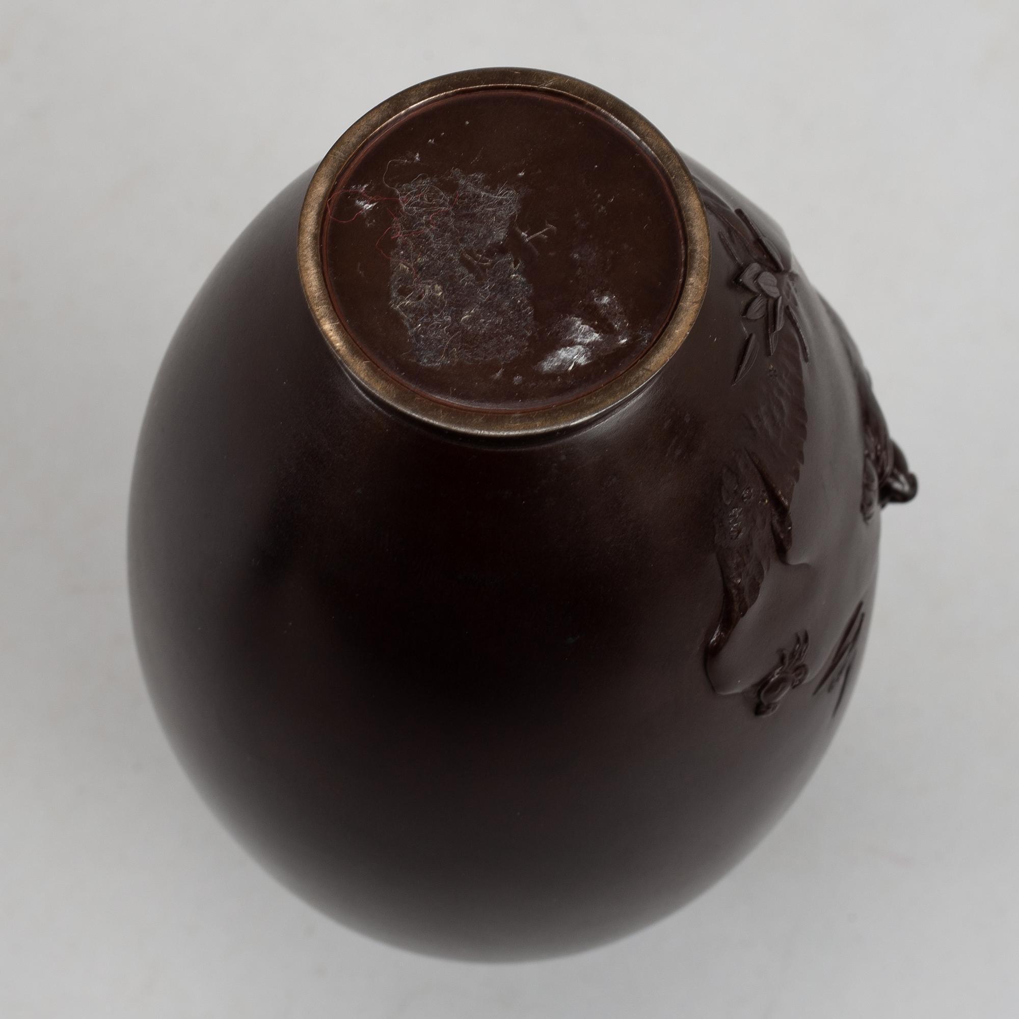 A pair of Japanse bronze vases, Meiji period (1868-1912).