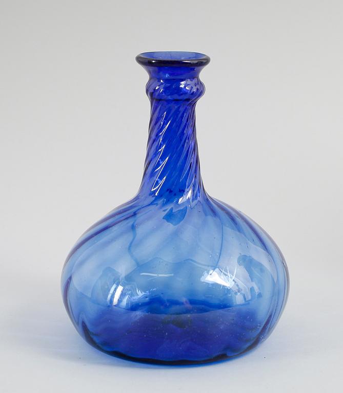 KARAFF, blått glas, möjligen Gjövik, Norge, 1800-talets första hälft.