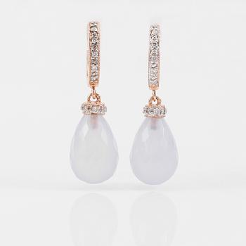 ÖRHÄNGEN, 1 par, 14K roséguld, kalcedoner och diamanter.
