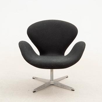 Arne Jacobsen, fåtölj, "Svanen", designad av Fritz Hansen, Danmark, 2002.