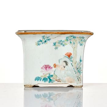 A Chinese famille rose flower pot, early 20th century.