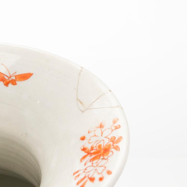 Kannor, ett par, Satsuma, samt urna, Imari, porslin, Japan, 1900-talets början,.