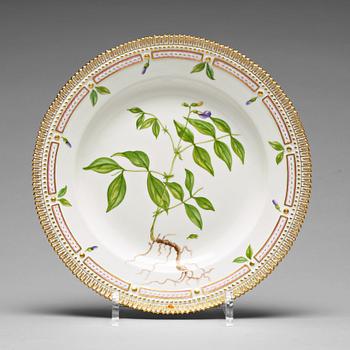 324. A set of six Royal Copenhagen 'Flora Danica' dishes, Denmark, 20th Century.