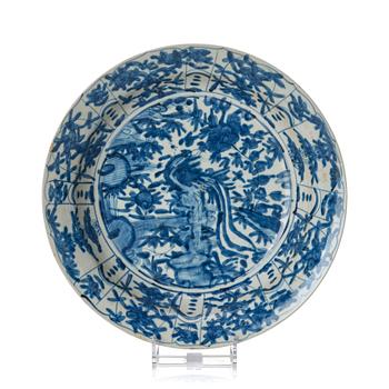 1303. Fat, porslin. Swatow, Mingdynastin (1368-1644).