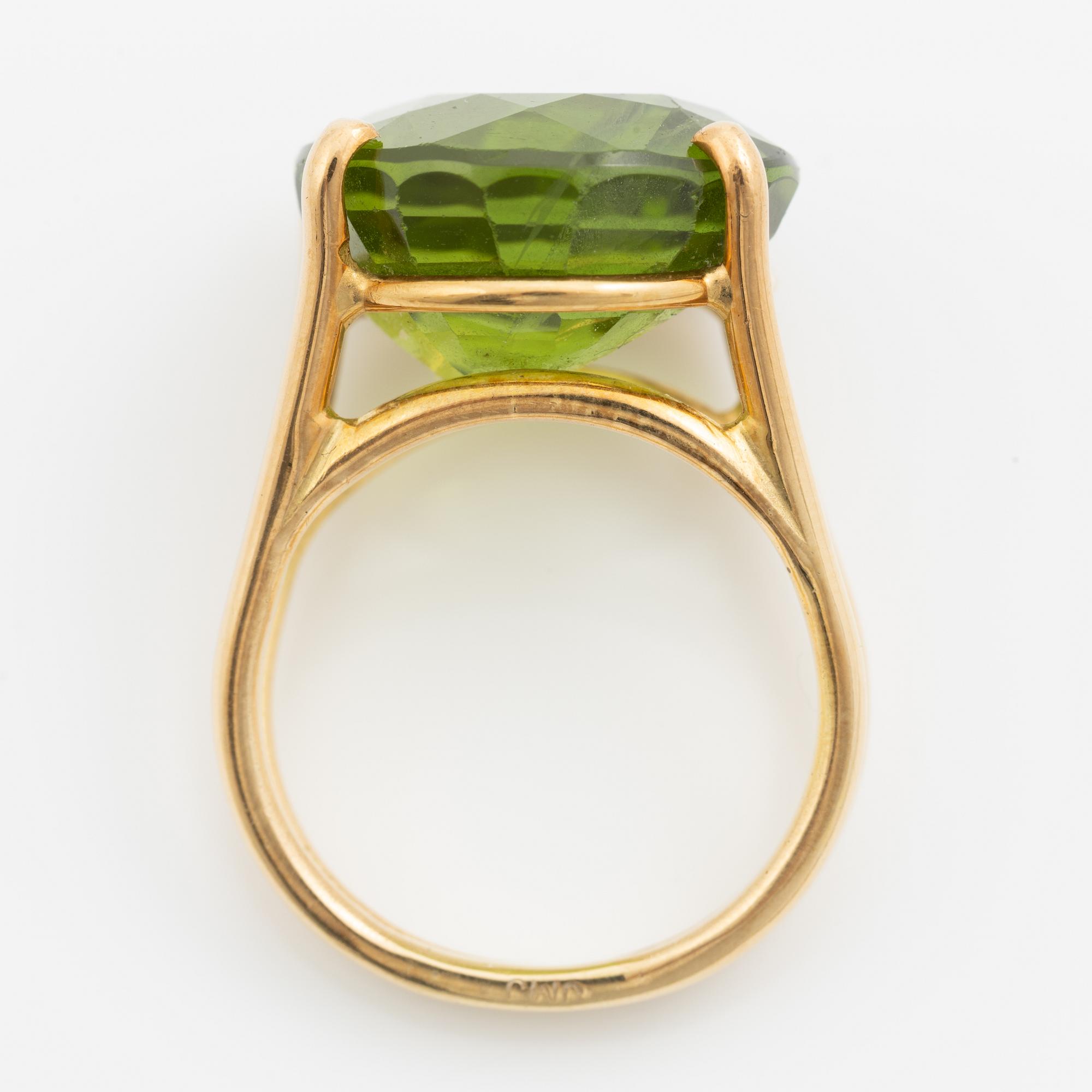 Ring, cocktail ring, 18K gold with large peridot.