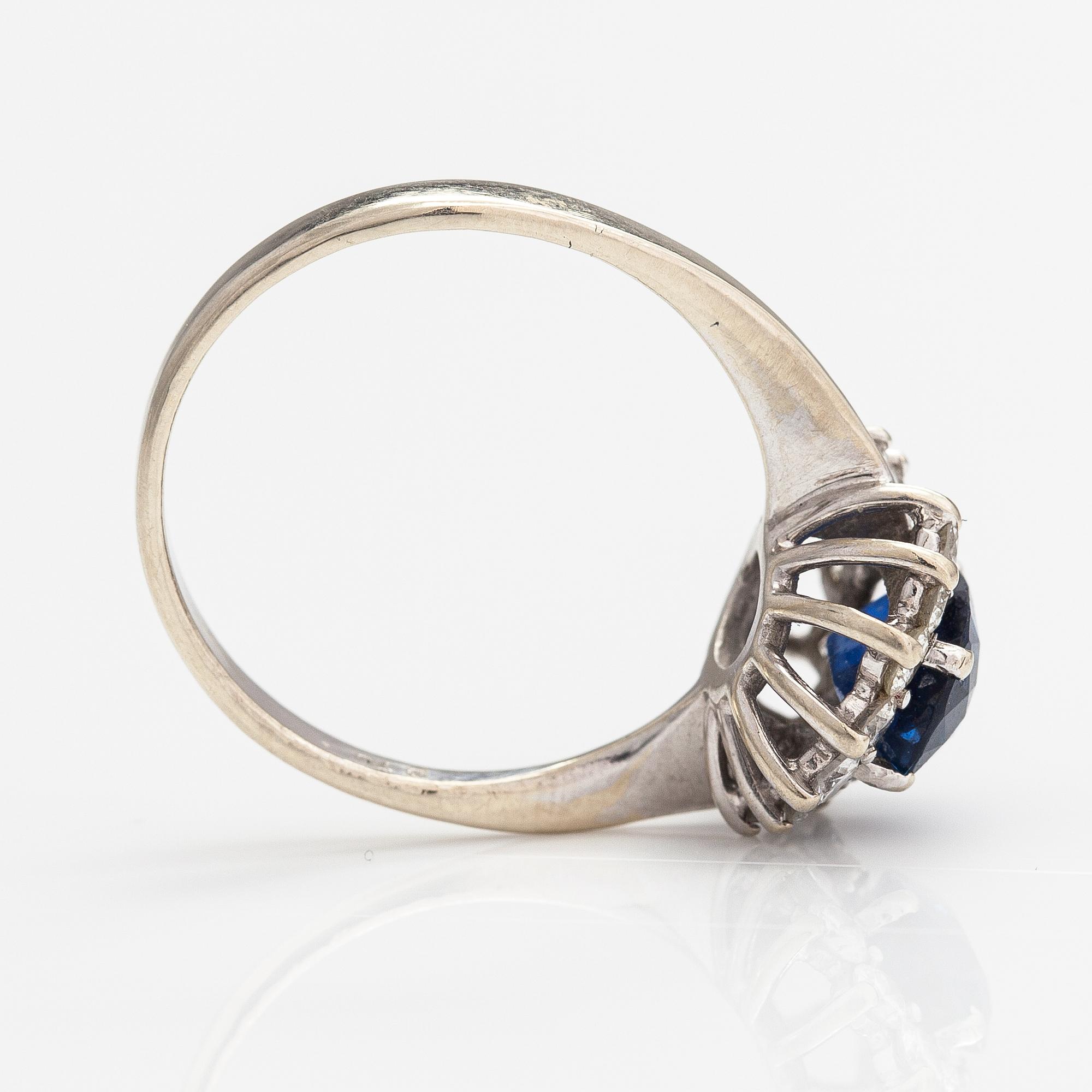 Sormus, 18K valkokultaa, safiiri n. 2.20 ct ja timantteja n. 0.70 ct yht. Suomalaiset tuontileimat 1991.
