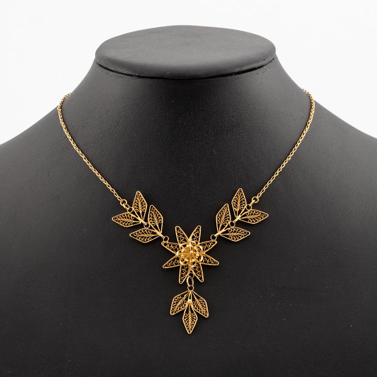 Necklace, 18K gold, filigree work.