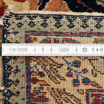 An antique Tabriz carpet, ca 354,5 x 276 cm.