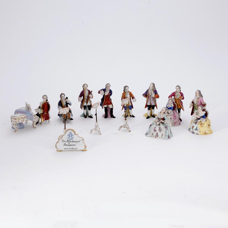 FIGURGRUPP. 14 delar. Porslin. Rudolstadt Volkstedt, 1900-tal.