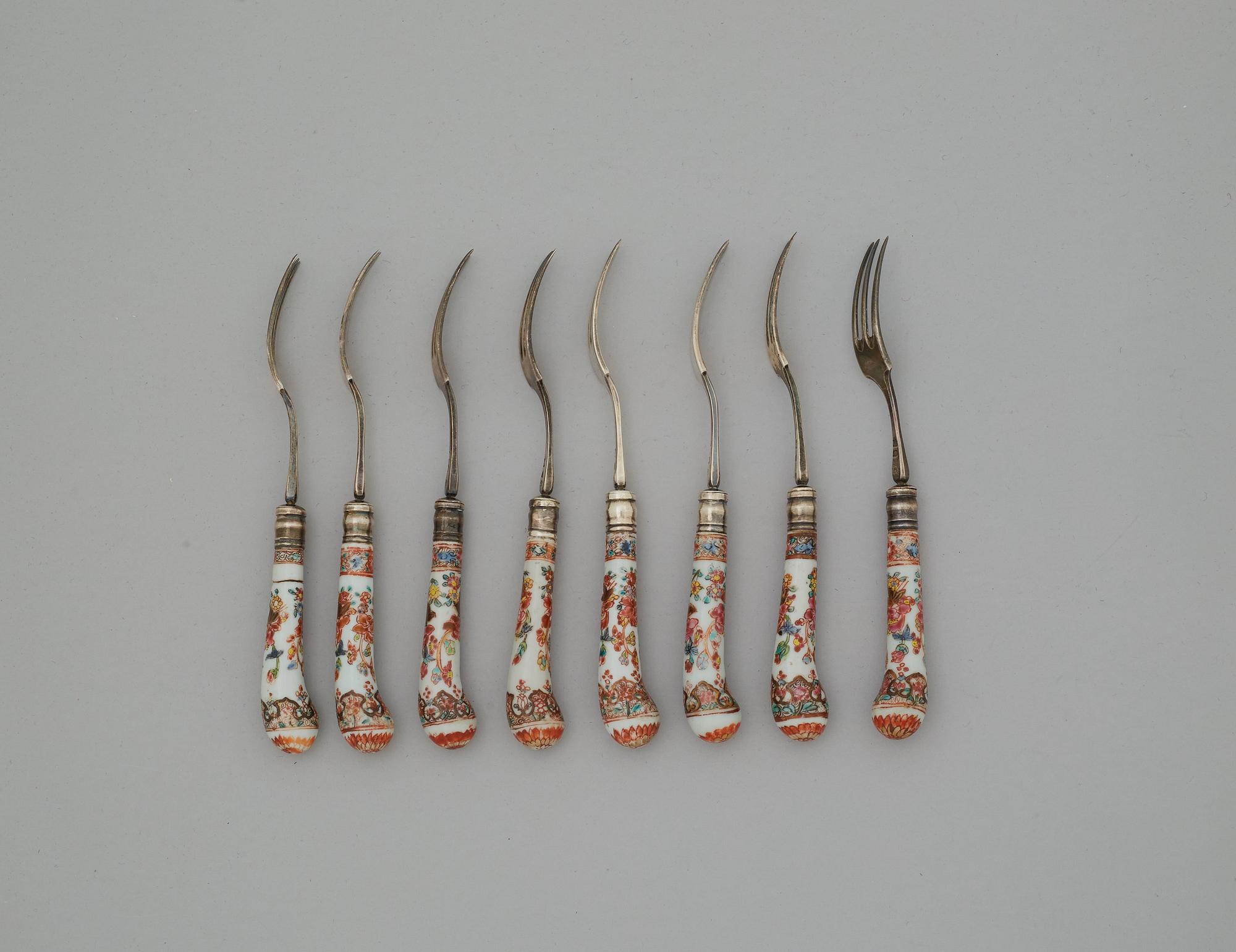 Bestick, 28 stycken, med porslinskaft. Qingdynastin, Qianlong (1736-95).