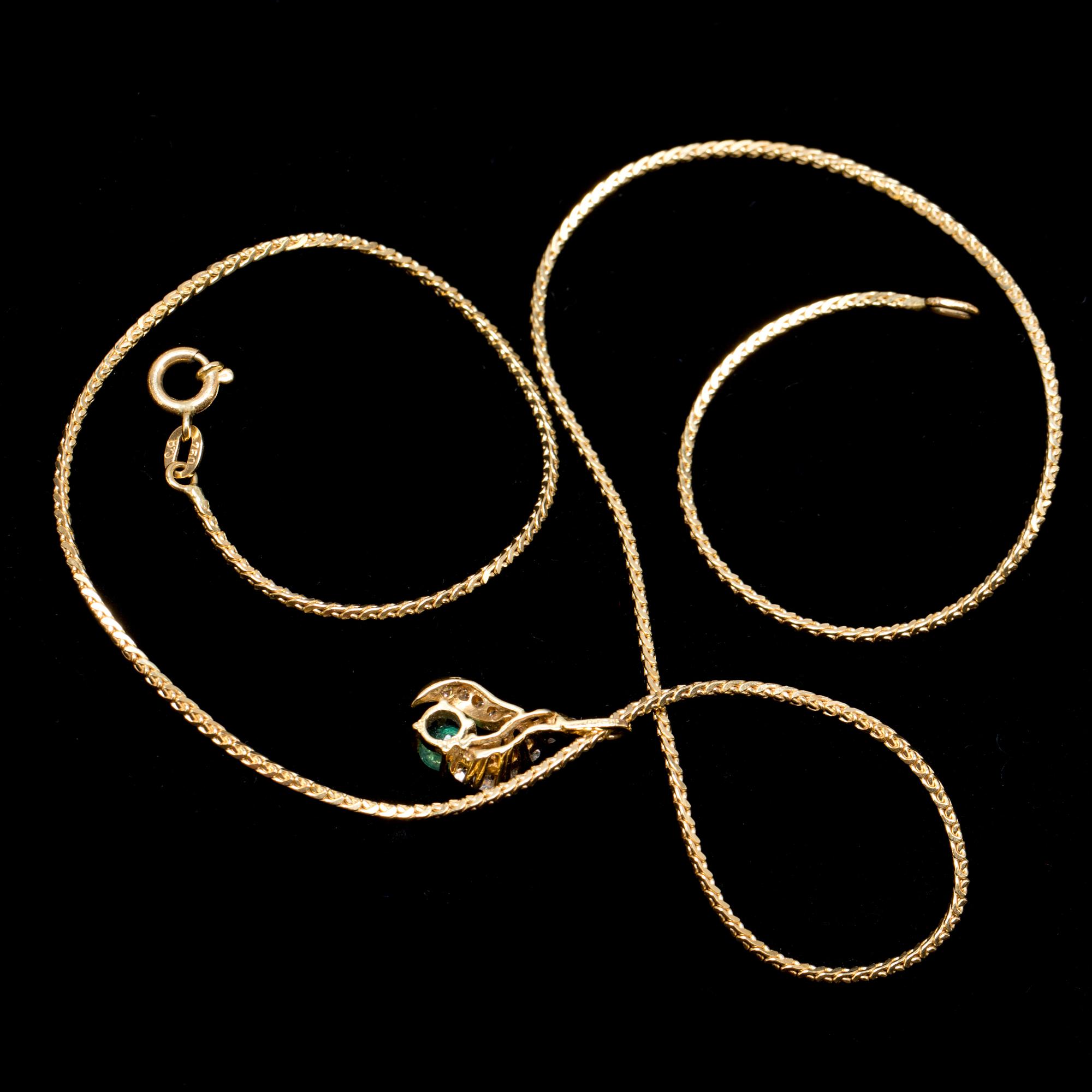 SMYCKESET, 2 delar, 18k guld besatt med smaragder och diamanter, ca 0.3 ct. Total vikt ca 11,3 g.