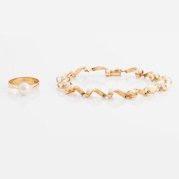 Bracelet and ring, 18K gold with cultured pearls.