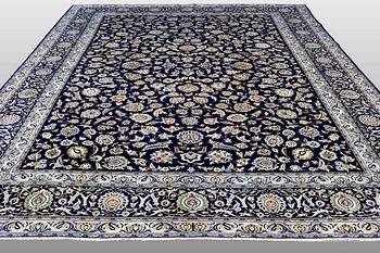 A CARPET, Kashan, signed, ca 420 x 320 cm.