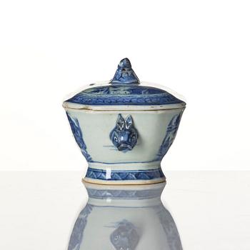 A Chinese blue and white porcelain service, 16 pieces, Qing dynasty, Qianlong (1736-95).