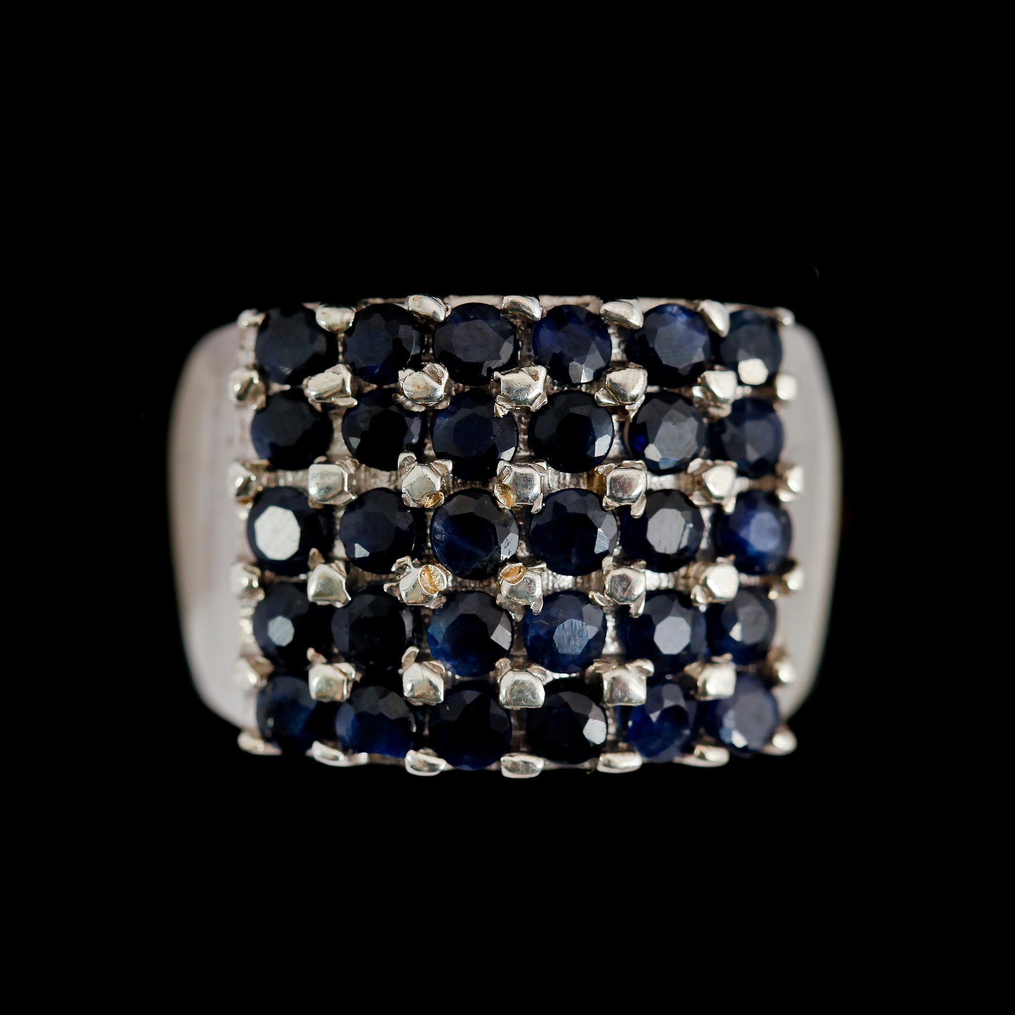 RING, sterlingsilver, med 35 blå safirer totalt ca 3.5ct. Vikt ca 13,3g.