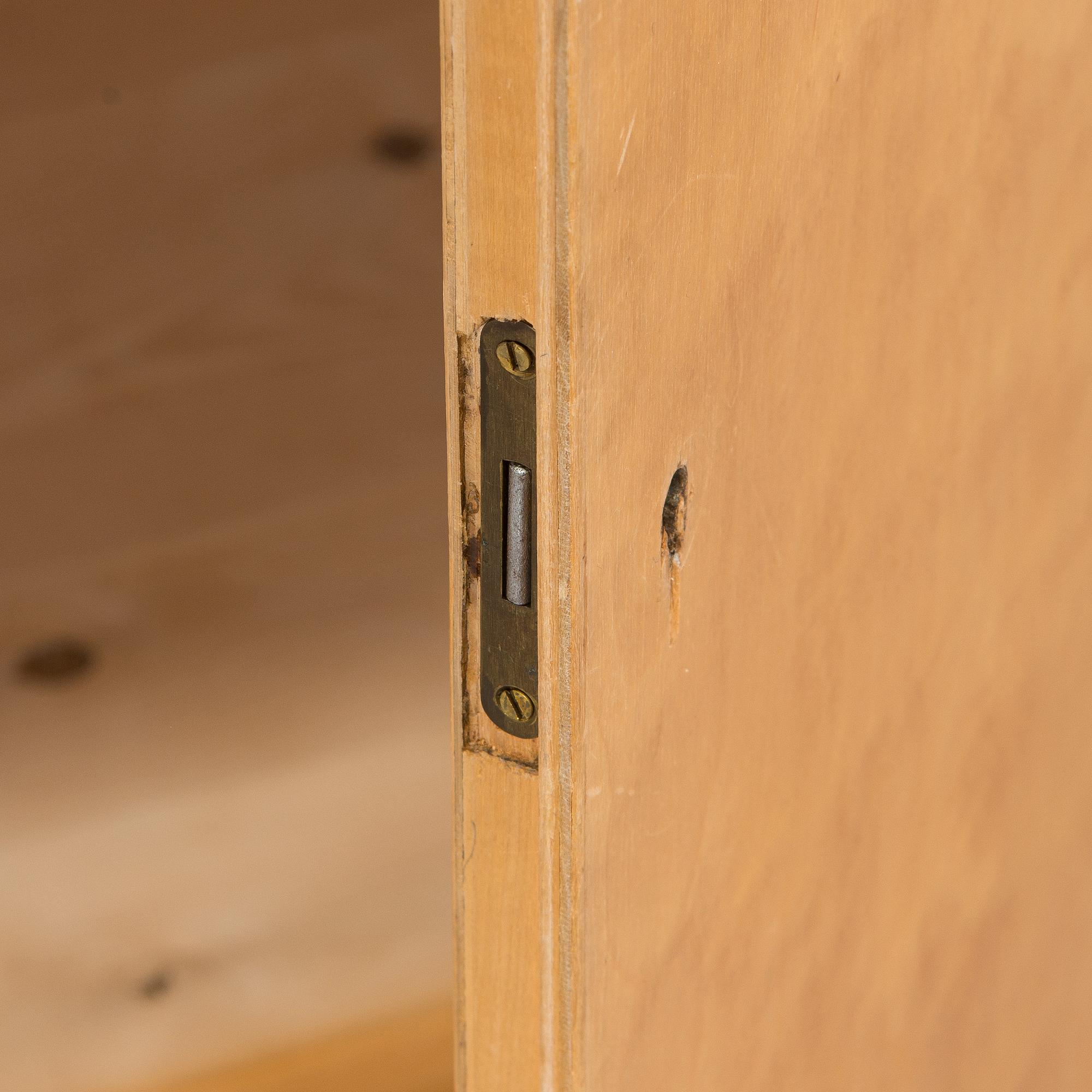 Aino Aalto, kaappi, malli 808 ja vitriini, malli 214 O.Y. Huonekalu- ja Rakennustyötehdas A.B. 1950-luvun alku.